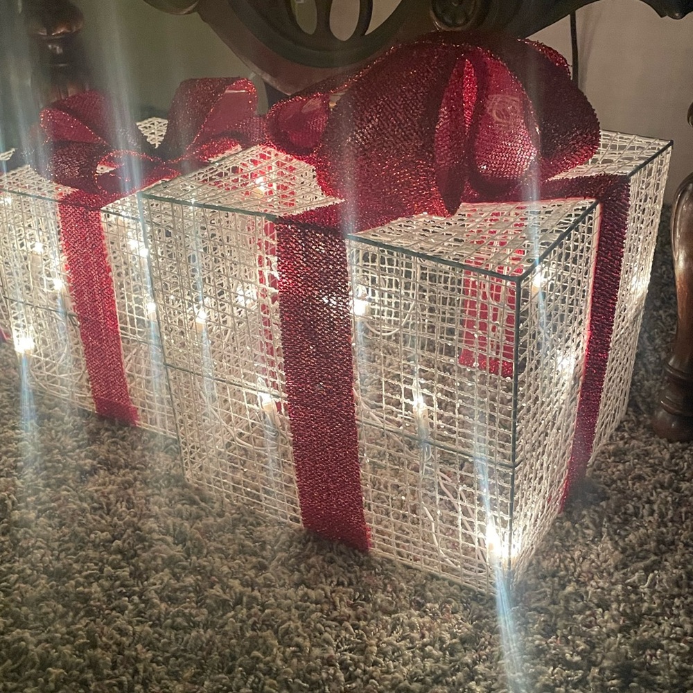 NIB Set Of 3 Various Sizes~Pre~Lit Gift Boxes With Velcro Attachable Red Bows